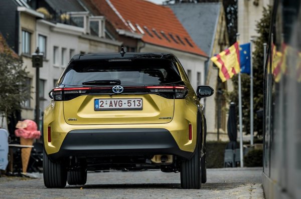 Спирачната система в Yaris Cross обикновено е безспорна, както по отношение на ефективността, така и по отношение на състоянието на консумациите. Въпреки това си струва да се обърне внимание на типичните детайли - накладки, гъвкави маркучи, спирачна течност и общото състояние на системата, но по-сериозни неизправности са рядкост. Няма и сигнали, че ръчната спирачка е чест проблем, което може да бъде чувствително място при градските автомобили.