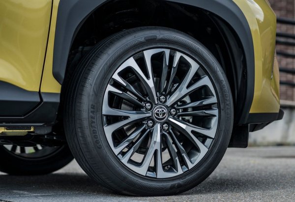 Yaris Cross е сравнително лек автомобил, което допринася за издръжливостта на окачването. По отношение на експлоатационен живот и издръжливост, осите и шарнирите се представят добре, а кормилната система не изненадва неочаквани повреди. 

Също така няма типични проблеми с корозия на местата за монтаж на окачването, което е важно при автомобили, работещи през зимата. Понякога има преждевременно износване на амортисьорите, но това не е често срещано заболяване при този модел.