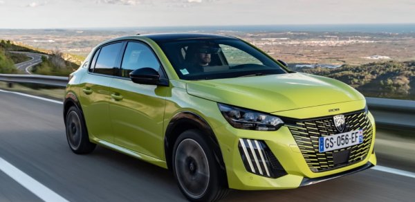 Цени от 36 000 евро

Въпреки че вече изглеждаше добре, Peugeot E-208 получи фейслифт през 2023 г. Също така добави някои полезни подобрения в технологията на батерията. „Бебето“ вече може да измине до 400 километра комбинирано. Иначе разполага с достатъчно коне – 154.

Автоматичната скоростна кутия и малкият размер на E-208 го правят много лесен за шофиране. Недостатъкът обаче е високата му начална цена. 