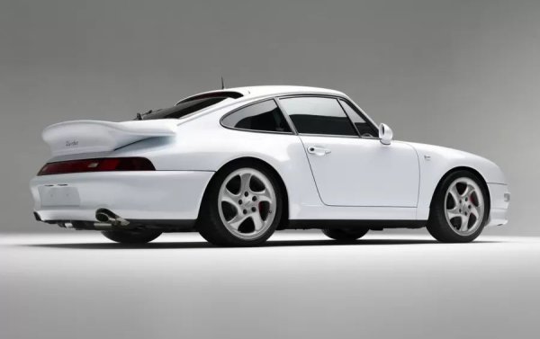 Това Porsche 993 Turbo е в невероятно състояние (и нищо чудно, защото пробегът му е само 45 000 км) и има комбинация от снежнобяла каросерия с червен кожен салон. Като цяло класическите 911-ки напоследък вдигат сериозно цената си. Продаден е за 268 800 долара.
