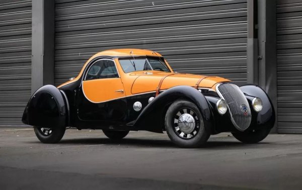 Предвоенната френска школа за каросерии е една от най-добрите и интересни. Само вижте това Peugeot 402 Darl'Mat Special Sport Coupe от 1938 г. Компанията за каросерии Pourtout прави само 6 такива върху лекото шаси от серията Peugeot 402. Този прекрасен пример в стил арт деко е продаден за 680 000 долара.
