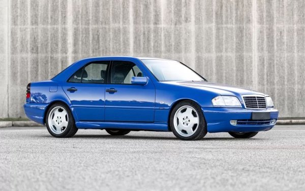 Още един седан от онази епоха. От модела са произведени едва 3085 бройки. Единственият в зашеметяващия персонализиран цвят Lapis Blue. C43 AMG е пряк конкурент на BMW M3 и се задвижва от 4,3-литров V8, произвеждащ 302 к.с. Продаден е за 50 400.
