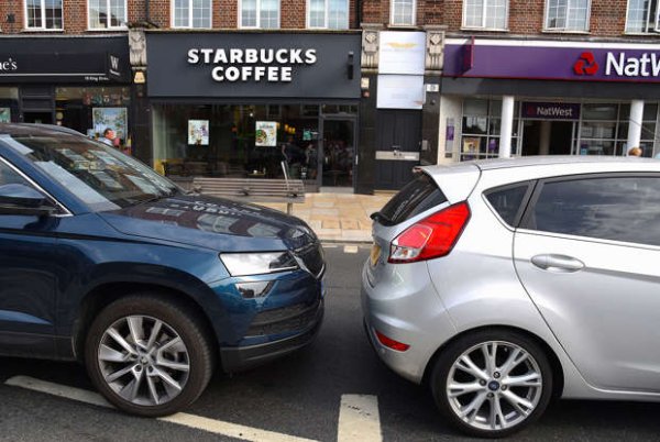 Когато спирате зад друга кола в задръстване, винаги оставяйте разстояние от поне метър, метър и половина от колата отпред. Това позволява достатъчно пространство, ако другият автомобил, по някаква причина остане на място и се наложи да го заобиколите.