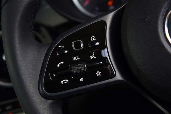 Първоначално те са били изобретени от съображения за безопасност, а не за удобство. След като придобиете навика да променяте функции като стереото чрез тях и това ще гарантира, че откъсвате очи от пътя много по-рядко и съответно е много по-малко вероятно да претърпите инцидент.