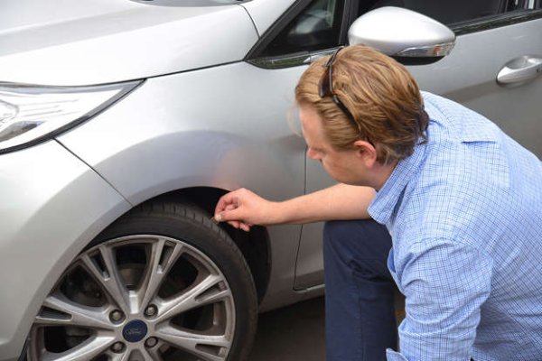Това може да звучи като просто, но е нещо, което толкова лесно се пренебрегва. Гумите на автомобила са много важни, тъй като те са динственият физически контакт на автомобила с пътя &ndash; независимо дали е спортна кола, градски модел или SUV. Състоянието на гези четири малки гумени петна е от огромна важност, така че задържително то трябва да се проверяват, като повечето производители препоръчват това да се прави поне веднъж месечно.