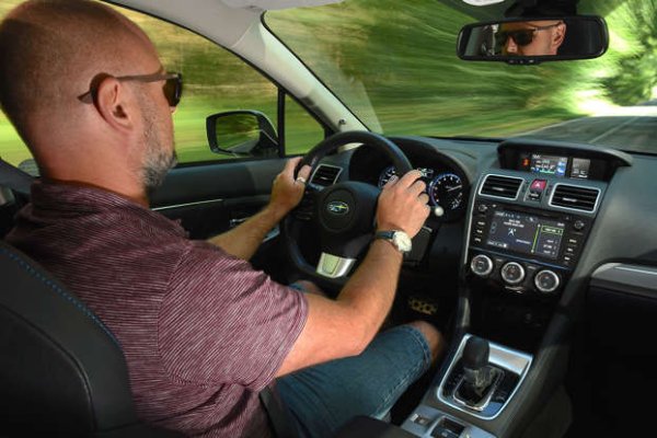 Изследванията показват, че рискът от тежък инцидент на малък междуселки път е два пъти по-висок отколкото в града. Звучи изненадващо, тъй като малките пътища не са натоварени. Въпреки това, те предлагат свои собствени уникални предизвикателства - различни наклони, живи плетове, тесни участъци и остри завои. Ето защо е толкова важно да гледаш напред и да можеш уверено да разчиташ пътя.