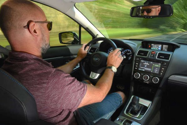 Първо, винаги трябва съзнателно да се опитвате да повдигнете зрителната линия - с други думи, трябва да гледате възможно най-напред. Това не само забавя скоростта на идващите към вас обекти, но и ви принуждава да предвидите следващия завой. След това, когато наближите непознат завой, трябва да визуализирате линията, по която трябва да поемете, като използвате точката на изчезване, за да прецените кога да натиснете газта - т.е. да поддържате постоянна и удобна скорост през завоя.

За всяка ситуация на завиване също е важно да управлявате плавно, за да не нарушите баланса на автомобила. Това означава да изберете правилната предавка, преди да влезете в завоя, да спирате по права линия и да сте нежни с газта на излизане.