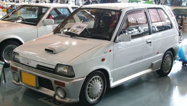 Kei автомобилите са малък клас японски коли, предназначени да се възползват от данъчните разпоредби на страната, където най-малките автомобили се радват на щедри данъчни облекчения. През последните години те също станаха все по-популярни в САЩ и сега има много достъпни начини да се сдобиете с такъв. Модели като Honda Beat, Suzuki Cappuccino и Autozam AZ-1 се очертаха като най-популярните kеi коли сред ентусиастите, но има и друга, по-малко известна спортна алтернатива, която е също толкова готина: Mitsubishi Alto Works.

Mitsubishi вече има търговски успех с обикновената версия на Alto, но решава да създаде по-мощна версия на автомобила, насочена към купувачите на хот хечове. разработеният Alto Works е възхваляван като най-бързия kеi автомобил, създаван някога по това време.

В най-добрата си форма колата дори получава задвижване на всички колела, с малко общо тегло, което я прави изненадващо бърза. Линията Alto Works продължава през три поколения и през 90-те години, но оригиналното поколение от 80-те все още е най-интересното от групата.
