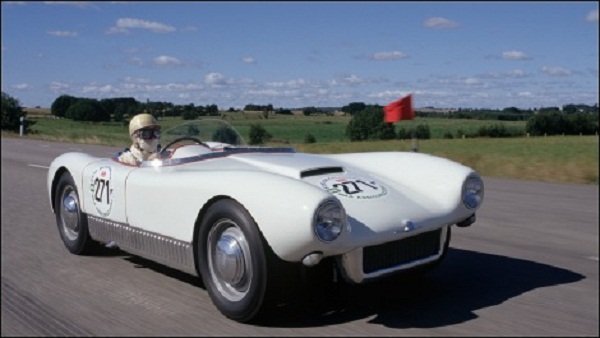 <p><strong>Saab Sonett 1956 </strong><strong>г</strong><br /><br />Sonett е създаден, за да представи Saab на спортната сцена. Той е  вдъхновен директно от самолетите и въздухоплаването, с които марката има  директни родствени връзки. Конструкцията му представлява цял калъп  изработен от фибростъкло и подсилени пластмасови детайли. В резултат на  това колата тежи едва 500 кг. Въпреки скромната мощност от 57,5 к.с.,  произвеждани от двутактов, трицилиндров мотор, взаимстван не от  Вартбург, а от седана 93, този двуместен лек автомобил блестеше на  пистите.</p>