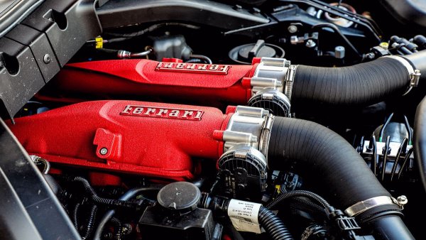 Още един двигател на италианския производетел, който е различен от предишния. Това е 3,9-литров битурбо V8 със 600 к.с. Същият мотор се поставя и на купето Roma, но там е с различни настройки и развива 620 к.с при по-ниски обороти - 5750.
