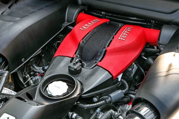 Това е друг вариант на 3,9-литровия битурбо V8 двигател, който също се среща често при Portofino и Roma. Мощността му вече е 720 к.с., като те се постигат при 8000 об/мин. Независимо дали използва турбо или не, Ferrari винаги е в челото в подобни класации.
