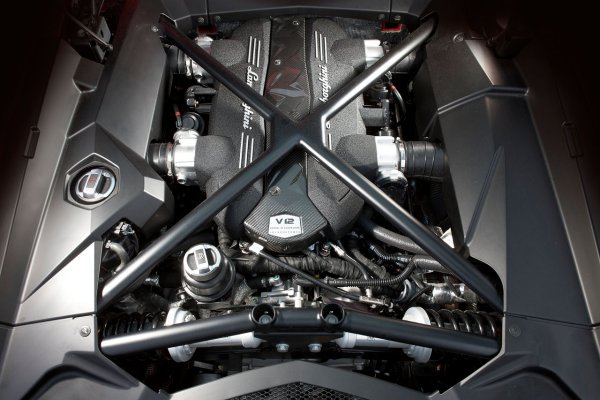 Кой друг би могъл да постигне подобни показатели? Единият вариант е 6,5-литровият V12, поставян на Aventador SVJ. Той развива максимална мощност от цели 720 к.с., достъпни при 8500 об/мин.
