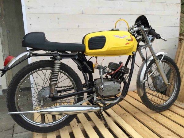 Този италиански производител от едно градче край Болоня може да се похвали с 90-годишна история. След банкрута през 2011 смени няколко собственици. 
