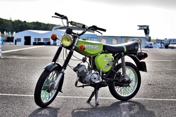 Създадена от двама братя евреи в Тюрингия през 1854, тази компания е произвеждала всичко от автомобили до карабини и гаубици. След Втората световна война заводът остава в ГДР и се пренасочва най-вече към мотоциклети и мотопеди. От 2002 година вече не съществува. В статистиката на МВР машините с марки Simson и AWO са включени поотделно, ние ги събрахме в една графа. Намалели са със 184 бройки за три години. 
