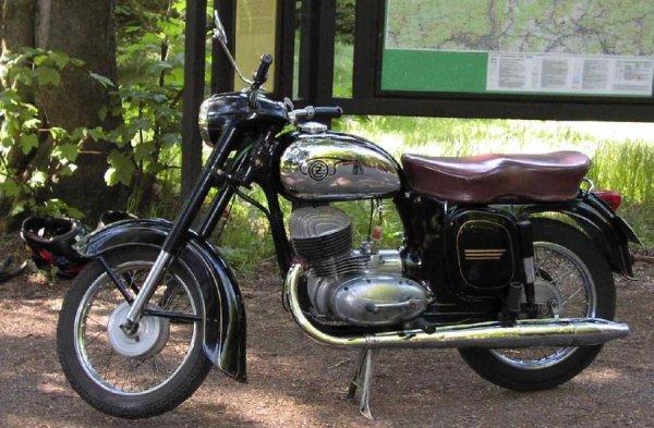 Още едно наследство от времената на социализма. CZ е съкращение от Ceska Zbrojovka - оръжейна фабрика от град Страконице, която покрай основното си производство правеше и мотоциклети. Любопитното е, че регистрациите са се увеличили с 50 бройки за последните години. 
