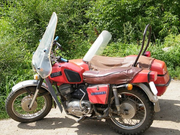 Заводът "Ижмаш" в град Ижевск бе една от гордостите на съветската индустрия. През 2008 заради натрупаните дългове обаче фабриката бе закрита. Марката ще бъде възродена с електрически мотоциклет, разработен специално за кортежа на Путин. В България над 1700 машини ИЖ са с отпаднала регистрация за последните три години. 
