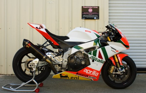 Създадена след Втората световна война като фабрика за велосипеди, компанията се захваща с мотоциклети през 60-те, а световна слава си спечели през 90-те с големите успехи в световните шампионати по мотоциклетизъм, дело на пилоти като Макс Биаджи, Валентино Роси и Лорис Капироси. За три години регистрациите в България са се увеличили с 5%. 
