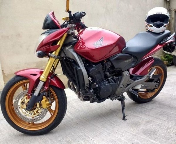 Honda неизменно е най-големият производител на мотоциклети в света вече почти 60 години, от 1959 насам, и миналата година от заводите й излезе 400-милионната двуколесна машина. Компанията произвежда по 14 милиона двигателя с вътрешно горене всяка година. Не е чудно, че и по българските пътища най-често се срещат мотоциклетите с тази марка. Само от април 2020 насам са се появили 4611 нови двуколесни хонди. 
