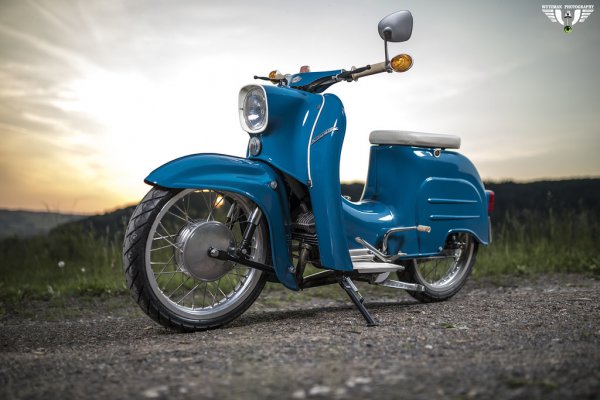 Мотопедите у нас са 89 959, като най-често срещани са източногерманските реликви от соца Simson (на снимката) - 12 040 регистрирани бройки. Следват Yamaha - 8196, Honda - 7221, Piaggio - 6825, Peugeot - 6309, Aprilia - 5146, Suzuki - 3326, Kymco - 2437. 
