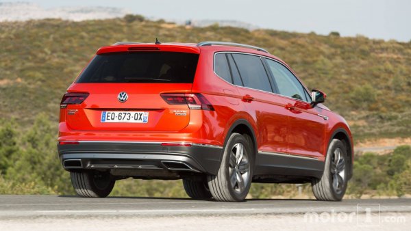 Удълженията вариант на Tiguan също ще бъде обновен. С дължина от 4,7 метра, обем на багажника 760 литра и трети ред седалки този модел обещава доста сериозно вътрешно пространство и достатъчно място за багаж. 

Гамата двигатели ще е същата като на стандартния SUV - 1.5 TSI със 150 к.с. и 2.0 TDI със 150 или 200 к.с. Остава да видим дали ще се появи и зареждащия се хибрид с 245 к.с.

Име: Volkswagen Tiguan Allspace

Дизайн: SUV

Двигатели: бензинов, меки хибриди, дизели

Излизане на пазара: септември 2021 година

Цена: все още не е известна