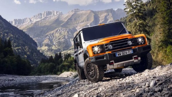 INEOS Automotive - дъщерното дружество на химическата компания INEOS Group, вече пуска на пазара първото си превозно средство Grenadier. Наистина този автомобил изглежда доста подобен на класическия Defender, но Land Rover не успя дори със съд да спре пускането му.

Любопитното е, че британският 4x4 се произвежда във френския завод, където се прави и Smart, като може да се избира с два двигателя. И двата са с произход BMW &ndash; редови, с обем 3,0 литра и шест цилиндъра. Турбодизелът развива 245 к.с., а бензиновият достига 281. Този автомобил има три блокажа на диференциала, а цените му започват от 62 590 евро.