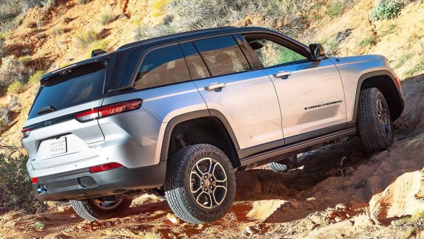 След като години и години беше производна на изчезналия Mercedes-Benz ML, Grand Cherokee най-накрая се радва на собствена разработка. В Европа клиентите могат да избелат версия с 380 к.с. 4xe plug-in хибридно задвижване (също като Wrangler), и с петместна каросерия.

Що се отнася до всъдеходните възможности, предлагат се две системи за задвижване на четирите колела - Quadra-Trac II и Quadra-Drive II,, редуктор и пневматично окачване. Разбира се, не липсва и версията Trailhawk, която е по-добра на асфалтов път, въпреки че двете оси са с независимо окачване. Цените започват от 81 750 евро.