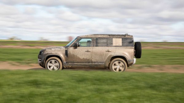 За разлика от много от конкурентите си, гамата на Defender е наистина широка. Не е изненадващо, че всъдеходът предлага с три избора от каросерии - къса (90), дълга (110) и ултра (130), като последната е с 8 места. Гамата от двигатели също е сериозна &ndash; турлодизел, &bdquo;мек&ldquo; хибрид с бензинов мотор, както и с V8 двигател с компресор от 525 к.с.

Аргументите извън пътя са постоянното задвижване на четирите колела с редуктор, в допълнение към блокировката на централния и задния диференциал, въздушното окачване и програмите Terrain Response, въпреки че не включва твърд мост. Цените започват от 68 800 евро.