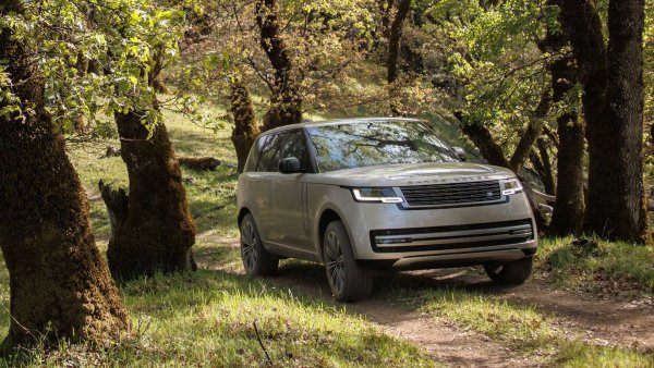 Този офроудър с луксозен етикет няма нищо против да се изцапа ни най-малко, за да продължи напред, независимо от терена. За да постигне това, той добавя интелигентно задвижване на всички колела (iAWD), редуктор (с голямо съотношение 3,99:1), заключващи се централен и заден диференциал, програми Terrain Response 2 и контрол при спускане по наклон.

Гамата включва два plug-in хибрида, два други турбодизелови двигателя, като и 4.4 V8 битурбо бензинов двигател на BMW с 530 к.с.. Между другото, капацитетът за газене достига 90 сантиметра. Разбира се, всичко това е доста скъпо &ndash; поне 140 950 евро.