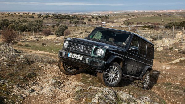 Легендарният всъдеход с три блокажа на диференциала загуби предния твърд мост и каросерията с три врати в сегашното поколение, но все още е истински колос, когато става въпрос за офроуд. То се предлага с турбодизел и с бензинов двигател с максимална мощност 585 к.с. (AMG-версия), струваща минимум 148 163 евро.

Неговият 100% електрически наследник е EQG - с четири двигателя и четири скоростни кутии. Нещо повече, той ще може да се върти на 360 градуса все едно е танк. Това много специално превозно средство ще излезе на пазара през 2024 г.