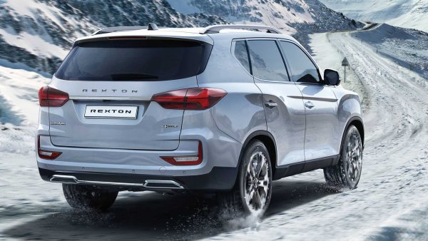 Ако някой търси просторен SUV (със седем места), който да е сравнително евтин, на пазара е Rexton. Цените му стартират от 39 700 евро, като се предлага със задвижване на всички колела, редуктор, заключване на задния диференциал и контрол при спускане по наклон.

Единственият наличен двигател е 2,2-литров турбодизелов блок с мощност 202 к.с., свързан с 8-степенна автоматична скоростна кутия с конвертор на въртящия момент. Този всъдеход се предлага с 5-годишна гаранция или 100 000 км пробег.