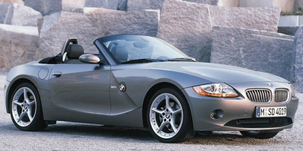 Автомобилите на BMW от серията Z са доста популярни сред феновете на марката: от странното Z1 до караното от Джеймс Бонд Z8. Първото поколение на Z4 беше представено през 2002 година. То е творение на Крис Бенгъл и постигна незабавен успех на пазара.
С течение на времето обаче продажбите спаднаха, като се появиха проблеми с електрониката. Задните калници също започнаха да ръждясват. Версията М се справи по-добре и се превърна в истинска модерна класика.