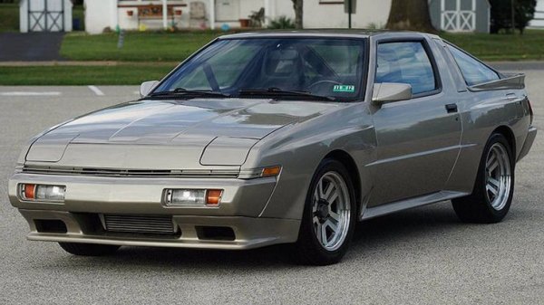 Представеният през 1982 г. Chrysler Conquest има 2.0 турбо двигател и развива 180 к.с. Външният му вид е достатъчно стилен, благодарение на клиновидния дизайн и изскачащи фарове, но както при повечето коли от този период и тук се появиха проблеми с ръждата.
Тя се дължеше най-вече на твърде тънкото лаково покритие, като избиваше най-вече на вратите и на задните калници. При по-късните бройки проблемът бе отстранен донякъде, но и при тях също се появява ръжда.