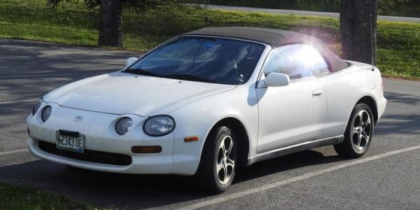 Toyota пусна шестото поколение на Celica през 1994 г. Автомобилът беше значително подобрен, като получи олекотена каросерия и повече модерни технологии. Стандартният модел обаче се продаваше на сравнително достъпна цена.
Автомобилът се внасяше от Япония и не се справи особено добре с ръждата в Щатите. Като цяло само бройките, предназначени за холомогация на спортните версии, си заслужават парите, които гълта поддръжката на модела.