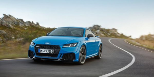 При първото си представяне през 1998 г. Audi TT беше привлекателно малко купе, което предлагаше страхотен стил и брилянтно управление. Това беше премиум автомобил, който се продаваше изключително добре и бързо се превърна в отличен избор за младите и богати хора.
Последната версия, пусната през 2015 г., също беше много добра кола. Въпреки първокласния си интериор и много бързия вариант RS тя обаче не се продаваше кой знае колко. Затова и от Audi решиха, че купето няма да получи наследник.