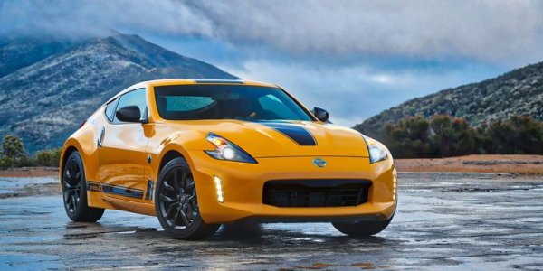 Представеният през 2009 г. Nissan 370Z представлява еволюция на 350Z. Двигателят V6 развива 331 конски сили, а основният конкурент на пазара по това време е Hyundai Genesis Coupé.
Големият проблем е, че това купе се задържа прекалено дълго на пазара и съпоставка с конкурентите показва колко старо всъщност е то. Интериорът му е най-яркото доказателство за това. Също така 370Z е скъп за поддръжка и неособено удобен.