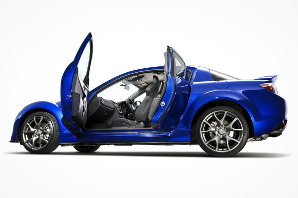 В началото на 2000-те години компанията от Хирошима доста развълнува автомобилната общност с палава философия на своите водачи, наречена &bdquo;Zoom-Zoom&ldquo;. Нейното най-впечатляващо постижение е спортното купе RX-8. Той няма мощността на предишния RX-7 с 1,3-литров турбокомпресор RPD, но спечели сърцата с елегантното си управление и поразителен имидж. За по-голяма практичност автомобилът използва задни &bdquo;самоубийствени&ldquo; врати без B-колони, тъй като е замислен като пълноценен четириместен модел.
