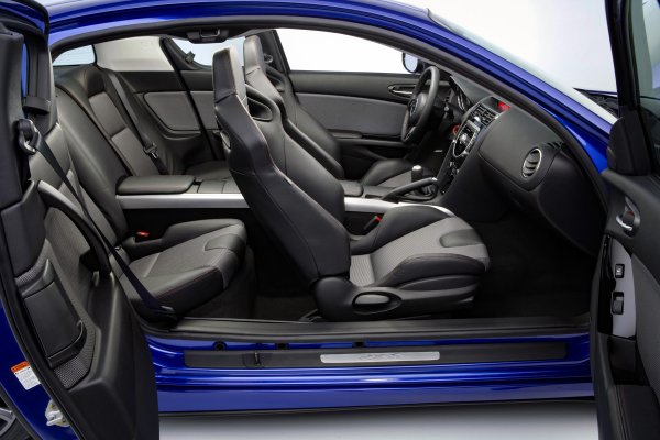 1,3-литровият роторен агрегат няма система за компресиране и развива в най-добрия случай 241 к.с. Но разпределението на теглото е близо до идеалното, така че RX-8 е сред автомобилите, които никога не омръзват. Производството продължи повече от девет години и приключи през 2012 г.