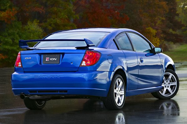 Редовият Ion Quad Coupe беше оборудван с атмосферни &bdquo;четворки&ldquo; с обем 2,2 и 2,4 литра. На тези, които искат нещо по-мощно, се предлага Red Line Edition (моделни години 2004&ndash;2007, на снимката) с 2,0-литров компресорен двигател, произвеждащ 208 к.с. Ако потенциалът му не беше достатъчен, беше използван пакетът Competition (диференциал с ограничено приплъзване, 17-цолови джанти със специален дизайн и други подобрения) и няколко нива на мощност. Максималната е 245 к.с.
