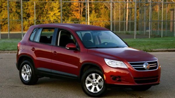 Един от моделите, чиято популярност нараства най-бързо (51% повече регистрации спрямо първата половина на 2023). По-голямата част от тези 1086 бройки се падат на първото поколение на кросоувъра, дебютирало през 2007. Това е първо попадане на Tiguan в Топ 20. 
