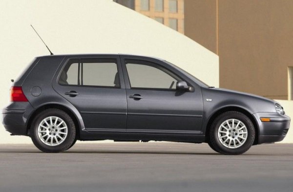 Дългогодишният господар на българския вторичен пазар все така изглежда недостижим, но тенденцията не е на негова страна. Ръстът при Golf тази година е само 6 на сто - тройно под средния за пазара. Тук са включени всички модификации на хечбека, включително една бройка от R32 и три е-Golf. Не са добавени обаче 348 регистрирани Golf Plus и 32 Golf Sportsvan, които ние разглеждаме като отделни модели. 
