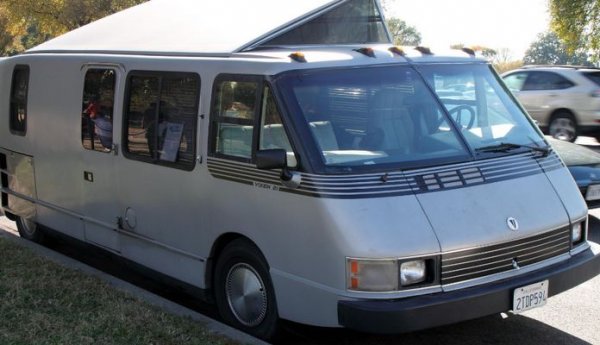 Може би така е трябнаво да изглежда домът на колела на бъдещето в края на 90-те години на миналия век. Под капака на този автомобил е монтиран същият двигател на BMW като при Lincoln Continental.