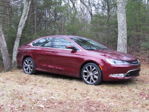 Въпреки че производството на този модел приключи през 2017 година, на пазара все още могат да се намерят употребявани копия. "Поддръжката на Chrysler 200 се оказва много скъпа", обяснява Гелфанд. "В допълнение към високите разходи за обслужване, колата има проблеми с трансмисията, електрониката и лошото управление." Много от собствениците се оплакват от 9-степенната автоматична скоростна кутия, която се  характеризира се с резки превключвания и чести повреди.
