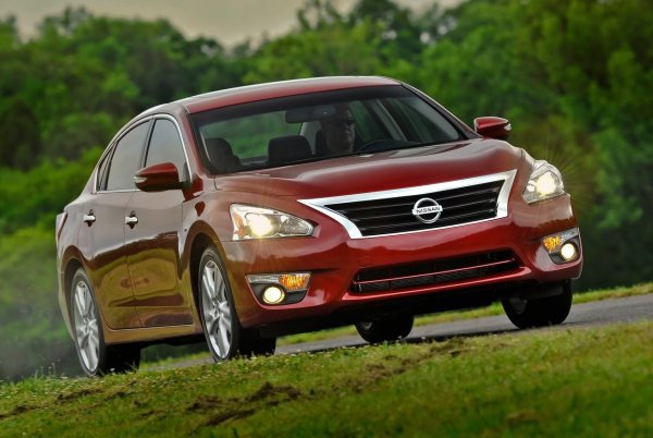 Този седан от среден клас изглежда стилен, но има сериозен проблем - ненадеждна CVT трансмисия. "Това е основната причина, поради която никога не бих си купил Altima - казва механикът. - Многократно сме сменяли трансмисията на тези автомобили - те обикновено се повреждат след 60 хиляди мили (около 100 000 км)."