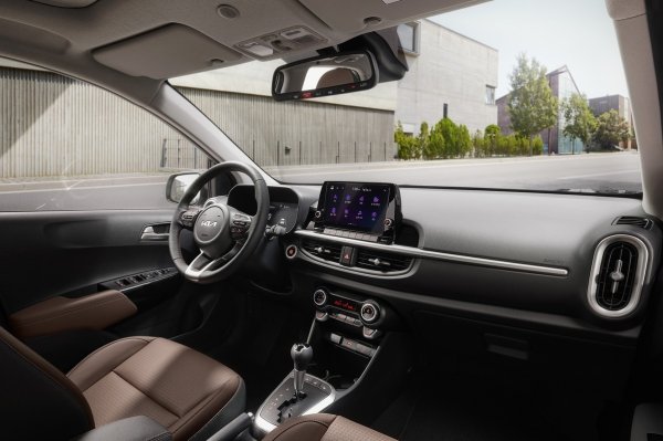 Тъй като автомобилът, дори в базовата му конфигурация, е много добре оборудван, има така наречена "минусова конфигурация", лишена от много опции за комфорт, по-специално от информационно-развлекателна система със сензорен екран. Такава "ампутация" намалява цената до 11 750 000 вона (7830 евро).
