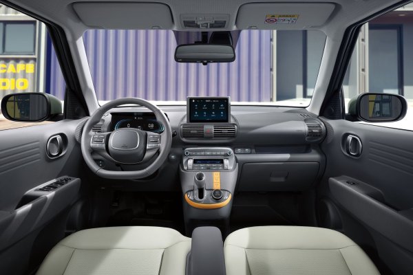 Колата се задвижва от трицилиндрови двигатели от семейството Smartstream, атмосферни или турбо, развиващи 76 или 100 к.с. Те са съчетани с 4-степенен автомат. Задвижването е на предните колела, но Casper разполага със специални режими на движение, круиз контрол с ограничител на скоростта, автоматичен контрол на светлините и доста други полезни опции. Цените му започват от 13 850 000 вона (9230 евро).
