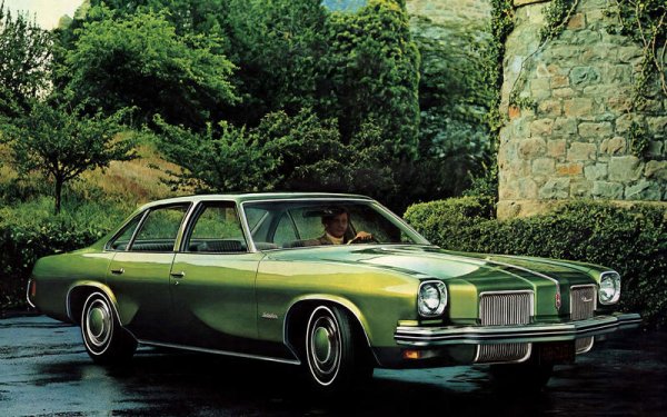 Именно при модели на няколко марки от концерна - Buick, Cadillac и Oldsmobile (на снимката е Oldsmobile Cutlass от 1975 година) за първи път се появят въздушни възглавници, като това става  през 1974 г. Тогава те се предлагат на пазара като &bdquo;система за ограничаване на въздушната възглавница&ldquo;.
