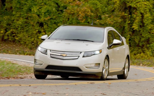 GM също така е първия производител, който предлага "удължител на пробега" при  Chevrolet Volt и Opel/Vauxhall Ampera, които излязоха през 2010 година. Това е малък двигател с вътрешно горене, който произвежда енергия за електромотора. Тази технология се още се използва от BMW при i3 и i8, но GM се отказа от нея.
