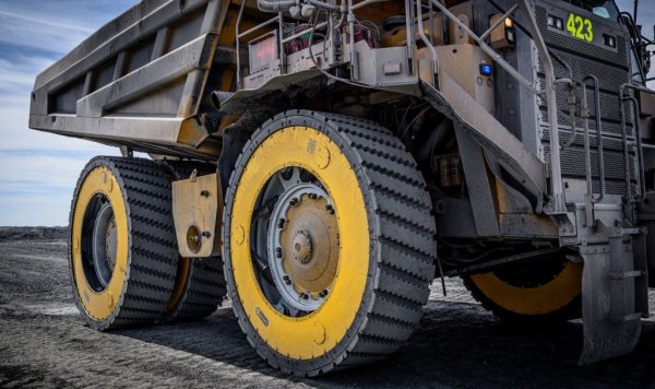 Автомобилните гуми са нещо, за което рядко се замисляме, извън периодите за смяна. Но всъщност те са огромен икономически и екологичен проблем. Недостигът на каучук тласка цените нагоре, особено за тежки индустрии като минната. При употреба гумите отделят вредни микрочастици, а след края на живота си нерядко се изгарят с цената на нови отрови, избълвани в атмосферата. 
Всичко това подтикнало Золтан Кемени да изобрети своите Air Suspension Wheels, при които каучукът е заменен от полиуретанови или стоманени нишки, опънати върху стоманена сърцевина. Тези гуми са напълно рециклируеми и имат несравнимо по-дълъг живот. Първите клиенти са от минния сектор, където гумите са огромен разход. 
