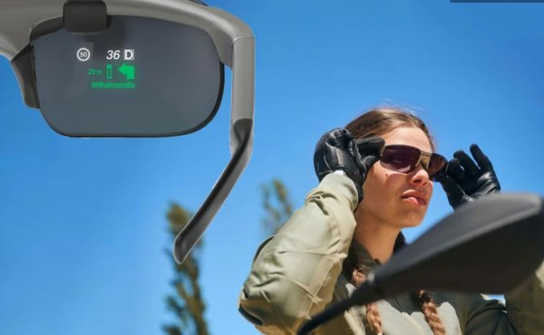 Така нареченият head-up display - технология за проектиране на ключови данни върху предното стъкло - предизвика истинска революция, когато премина от бойните самолети в пътническите автомобили. Възможността да виждаш указанията на навигацията и километража, без да откъсваш поглед от пътя, намалява значително риска от произшествия по пътищата. А сега от BMW Motorrad са измислили как да предложат същата полезна функция и на мотоциклетистите. BMW ConnectedRide Smartglasses са "умни" очила, които проектират пред вас данни за скоростта, посоката и ограниченията. 