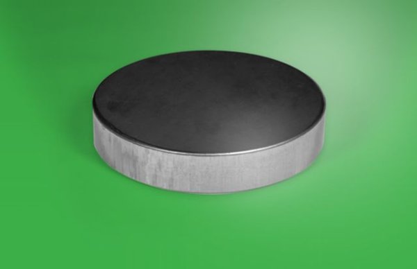 Най-ефективните електромотори са онези, които използват постоянен магнит. Но до момента постоянните магнити се правят основно от т. нар. редки земни метали, като неодим или диспрозий. А те не само са редки, както подсказва името, но и са скъпи, и се добиват основно в Китай, което добавя и политически риск към финансовия. 
Базираната в Минесота Niron Magnetics обаче е разработила постоянен магнит, който се прави от желязо и азот - две много разпространени и евтини вещества. Този магнит не само не отстъпва на неодимовия, но всъщност е по-силен от него. Volvo вече сключи договори за доставка и осигури финансиране, а щатският департамент по енергетика добави 17.5 милиона долара от своя бюджет за стартиране на масово производство. 
